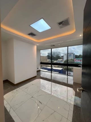 CLINICAS/OFININAS EN RENTA  EDIFICIO RENOVATI ZONA 10 — Clínica en Alquiler en Zona 10, Guatemala, Ciudad — miniatura 1 de 6