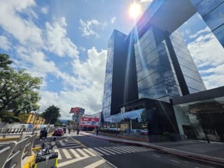 CLINICAS/OFININAS EN RENTA  EDIFICIO RENOVATI ZONA 10 — Clínica en Alquiler en Zona 10, Guatemala, Ciudad — miniatura 4 de 6