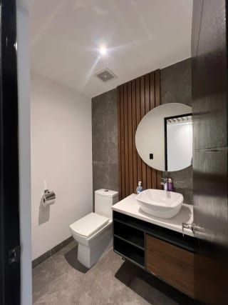 CLINICAS/OFININAS EN RENTA  EDIFICIO RENOVATI ZONA 10 — Clínica en Alquiler en Zona 10, Guatemala, Ciudad — miniatura 3 de 6