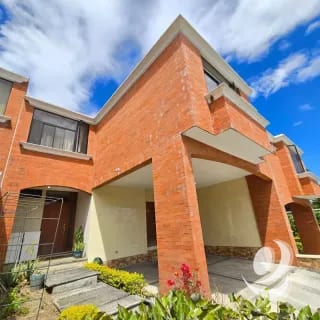 Casa en Venta cercana a Walmart de San Cristóbal, — Casa en Venta en Zona 8 Mixco, Guatemala, Ciudad — miniatura 1 de 8