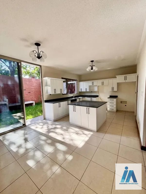HERMOSA CASA EN VENTA – 📍Residencial Villas de Jacarandas de Cayalá, zona 16 — Casa en Venta en Zona 16, Guatemala, Ciudad — foto 7 de 13