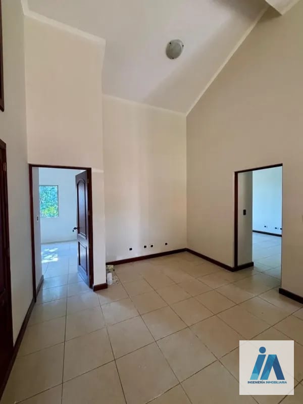 HERMOSA CASA EN VENTA – 📍Residencial Villas de Jacarandas de Cayalá, zona 16 — Casa en Venta en Zona 16, Guatemala, Ciudad — foto 4 de 13