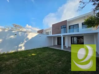 ESCTRENA CASA EN VENTA EN LAS 3 CEIBAS DE SAN CRISTOBAL ZONA 8 MIXCO — Casa en Venta en Zona 8 Mixco, Guatemala, Ciudad — miniatura 1 de 15