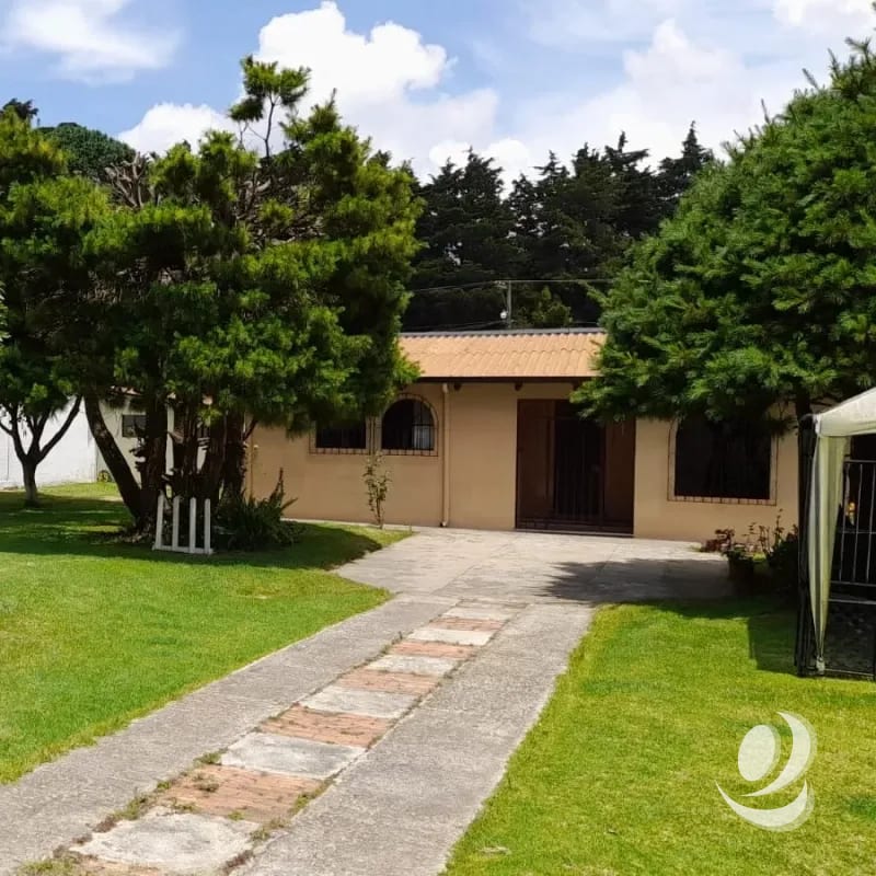 Oficina en Renta San Lucas Sacatepéquez con amplio jardín parqueo — Casa en Alquiler en San Lucas Sacatepéquez, Sacatepéquez — foto 1 de 10