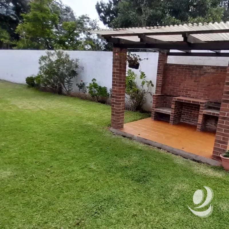 Oficina en Renta San Lucas Sacatepéquez con amplio jardín parqueo — Casa en Alquiler en San Lucas Sacatepéquez, Sacatepéquez — foto 8 de 10
