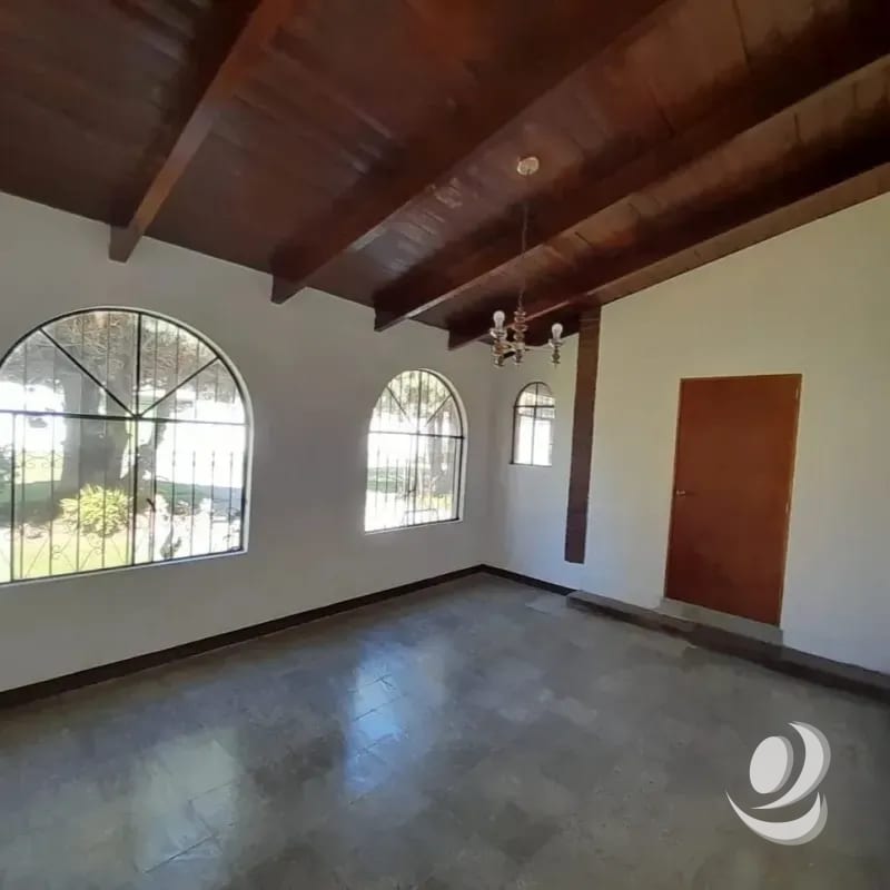 Oficina en Renta San Lucas Sacatepéquez con amplio jardín parqueo — Casa en Alquiler en San Lucas Sacatepéquez, Sacatepéquez — foto 3 de 10