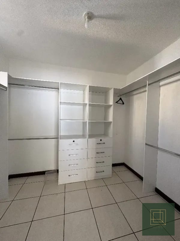 Amplia casa en renta en Condominio Entreverdes — Casa en Alquiler en Entreverdes, Carretera a El Salvador, Guatemala, Ciudad — foto 4 de 10