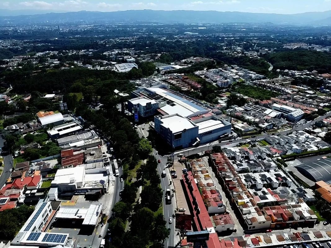 CASA EN VENTA SAN CRISTÓBAL A LA PAR DE SANKRIS MALL — Casa en Venta en Zona 8 Mixco, Guatemala, Ciudad — foto 1 de 9