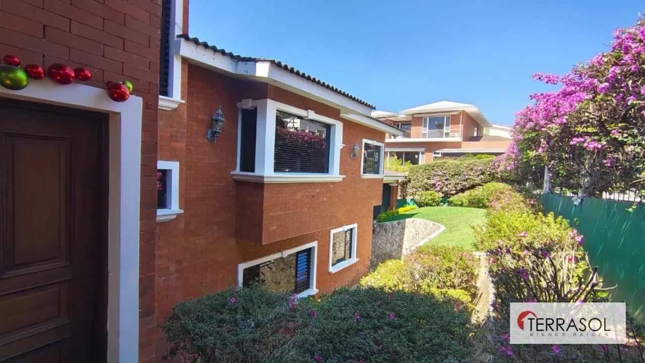 Casa en venta en Zona 13 – Elgin II | Casa de esquina con amplios jardines — Casa en Venta en Elgin, Zona 13, Guatemala, Ciudad — foto 1 de 13