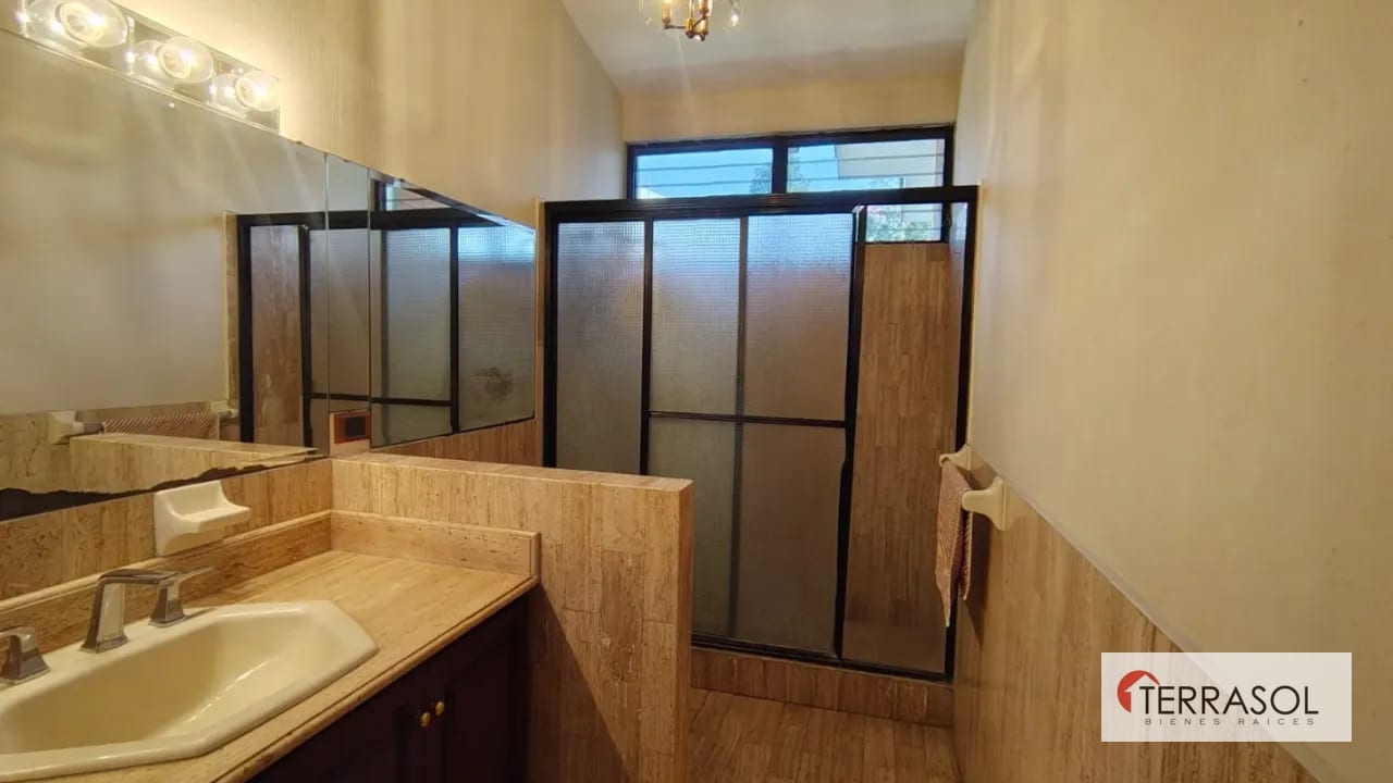 Casa en venta en Zona 13 – Elgin II | Casa de esquina con amplios jardines — Casa en Venta en Elgin, Zona 13, Guatemala, Ciudad — foto 4 de 13