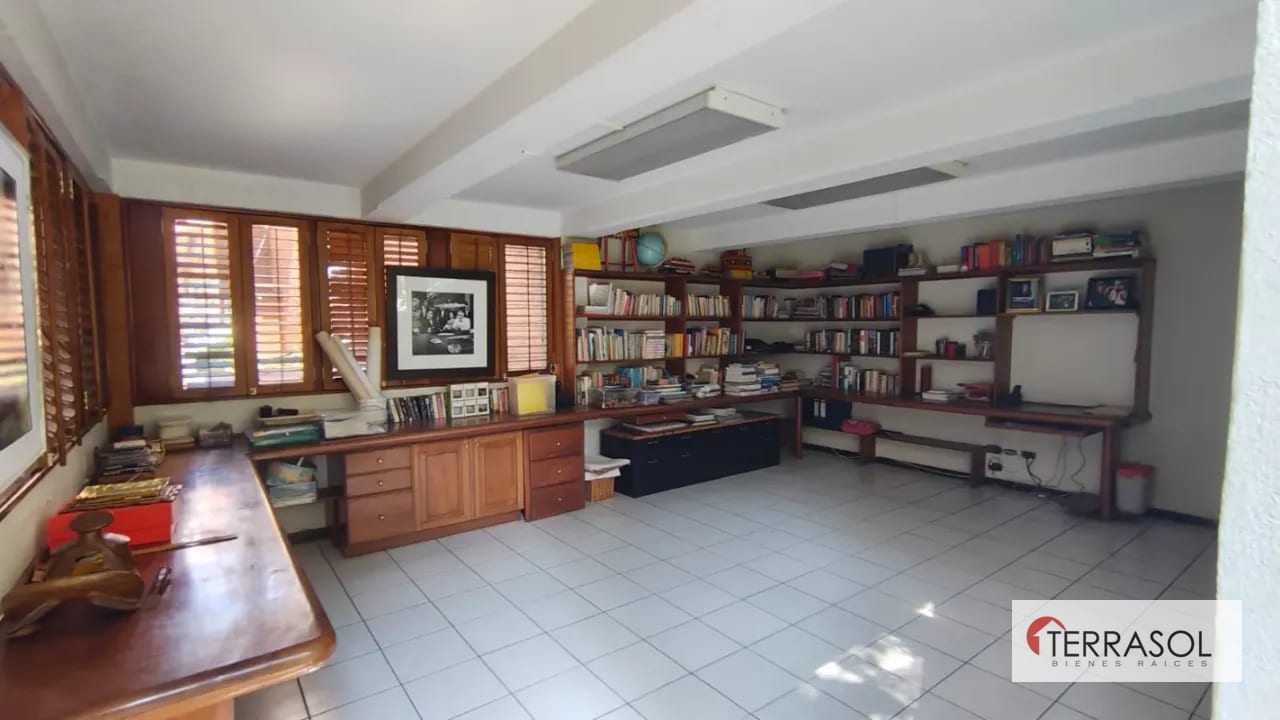Casa en venta en Zona 13 – Elgin II | Casa de esquina con amplios jardines — Casa en Venta en Elgin, Zona 13, Guatemala, Ciudad — foto 3 de 13