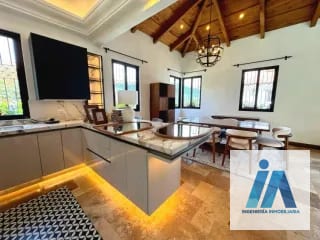 CASA EN VENTA – 📍Club Residencial Los Franciscanos, Antigua Guatemala | Combina lujo y exclusividad en un entorno natural — Casa en Venta en Antigua, Sacatepéquez — miniatura 1 de 17