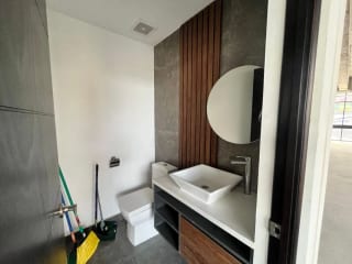 CLINICA EN RENTA ZONA 10 — Clínica en Alquiler en Renovati, Zona 10, Guatemala, Ciudad — miniatura 1 de 7