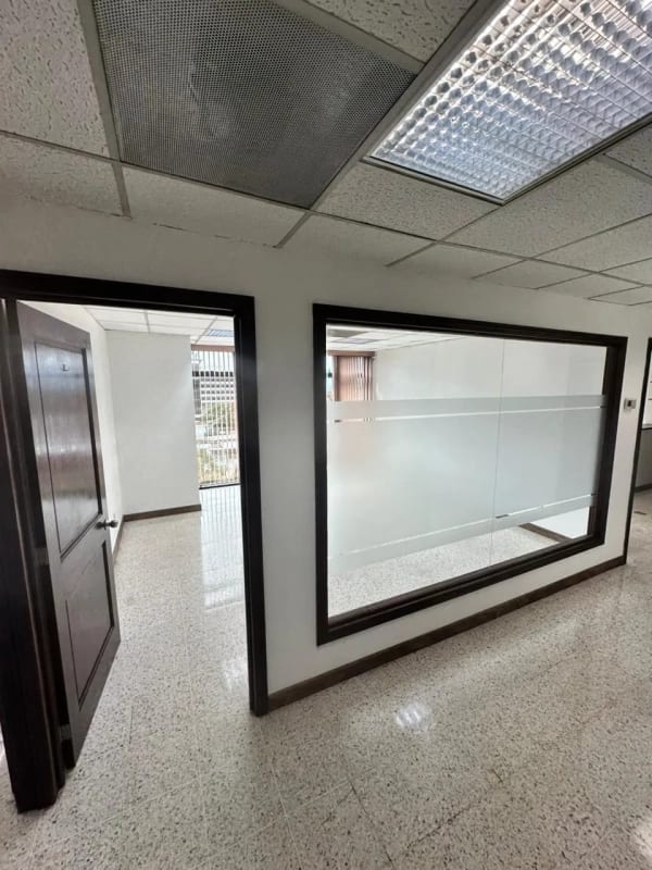 ALQUILER OFICINA ARISTOS REFORMA, ZONA 9 — Oficina en Alquiler en Aristos Reforma, Zona 9, Guatemala, Ciudad — foto 4 de 11