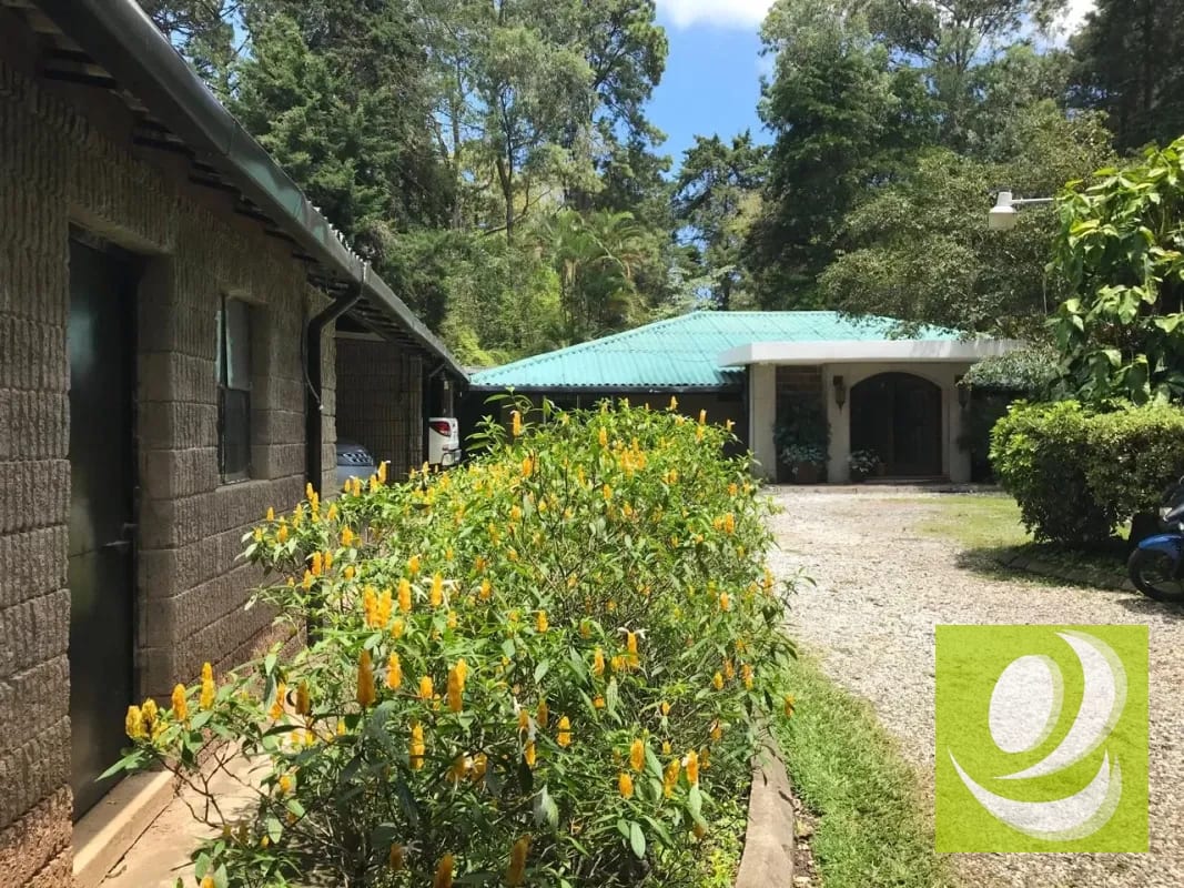 Casa en amplio terreno fuera de garita en zona 16 — Casa en Venta en Zona 16, Guatemala, Ciudad — foto 1 de 8