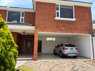 Hermosa casa grande en Residencial Los Diamantes — Casa en Venta en Los Diamantes, Carretera a El Salvador, Guatemala, Ciudad — miniatura 1 de 17