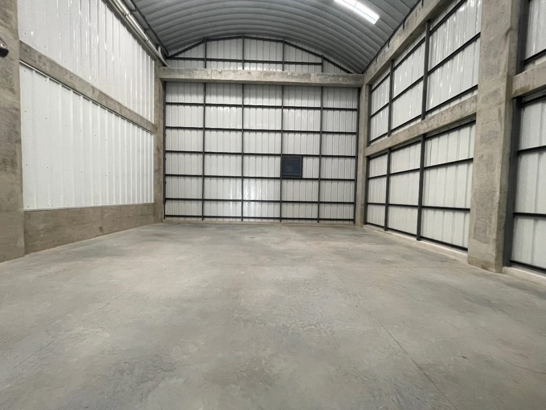 OFIBODEGA RENTA KM 13 CAES, 335 MTS2. (107 de MEZZANINE) 2 BAÑOS ~ 4 PARQUEOS $4,100 — Bodega / Ofibodega en Alquiler en Carretera a El Salvador, Guatemala, Ciudad — foto 3 de 5