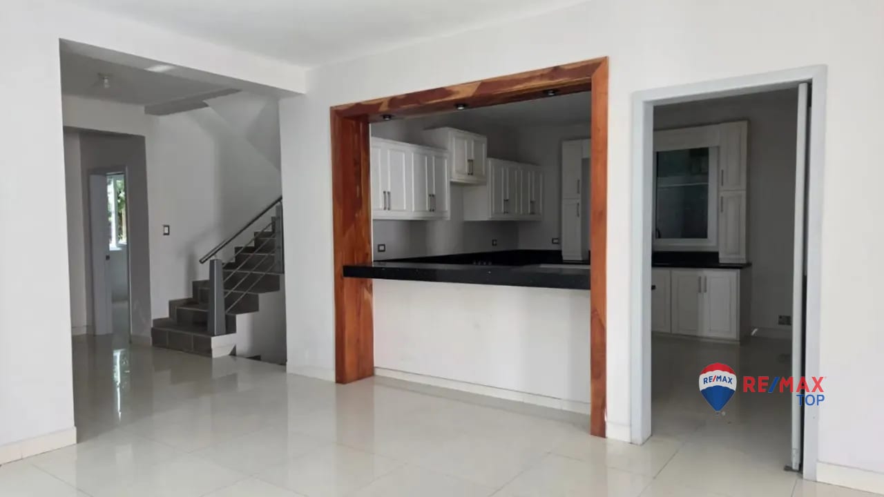 ZONA 16, VENDO CASA DE 2 NIVELES 4 HAB. / BOULEVARD ACATÁN — Casa en Venta en Zona 16, Guatemala, Ciudad — foto 11 de 13