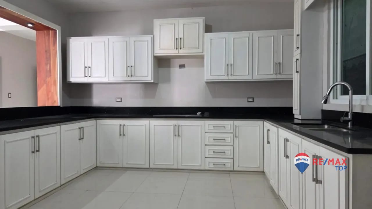ZONA 16, VENDO CASA DE 2 NIVELES 4 HAB. / BOULEVARD ACATÁN — Casa en Venta en Zona 16, Guatemala, Ciudad — foto 10 de 13