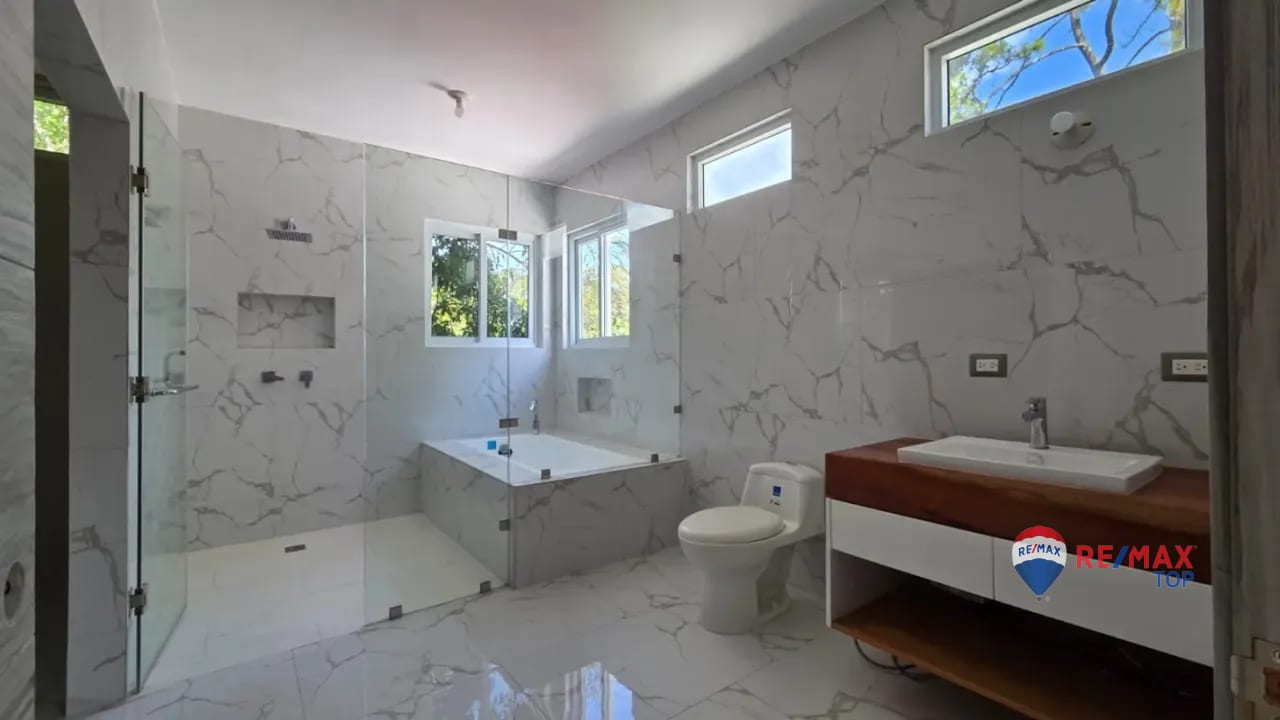 ZONA 16, VENDO CASA DE 2 NIVELES 4 HAB. / BOULEVARD ACATÁN — Casa en Venta en Zona 16, Guatemala, Ciudad — foto 3 de 13