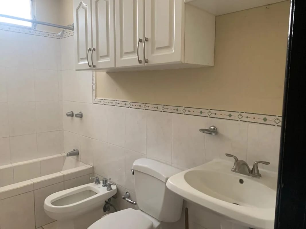Apartamento en Casa Sta Mònica zona 10 — Apartamento en Alquiler en Zona 10, Guatemala, Ciudad — foto 3 de 14