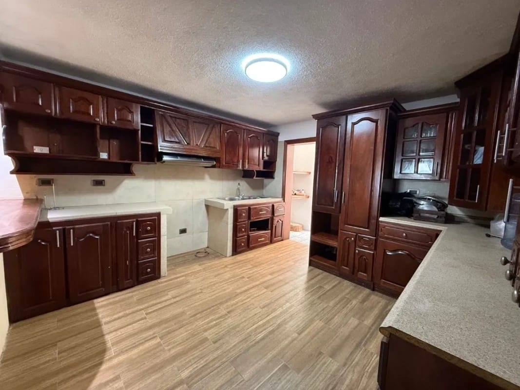 CASA EN VENTA CON ACABADOS EN MADERA Y VISTA ESECTÁCULAR RESIDENCIAL LOMAS DEL BOSQUE MIXCO — Casa en Venta en Zona 11 Mixco, Guatemala, Ciudad — foto 5 de 7