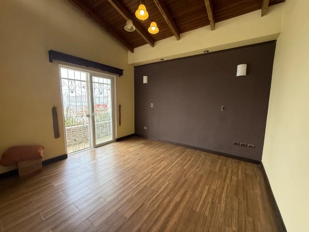 CASA EN VENTA CON ACABADOS EN MADERA Y VISTA ESECTÁCULAR RESIDENCIAL LOMAS DEL BOSQUE MIXCO — Casa en Venta en Zona 11 Mixco, Guatemala, Ciudad — foto 3 de 7