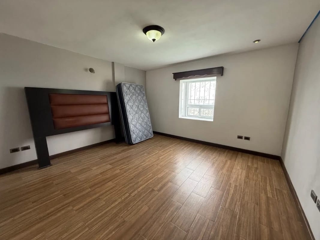 CASA EN VENTA CON ACABADOS EN MADERA Y VISTA ESECTÁCULAR RESIDENCIAL LOMAS DEL BOSQUE MIXCO — Casa en Venta en Zona 11 Mixco, Guatemala, Ciudad — foto 2 de 7