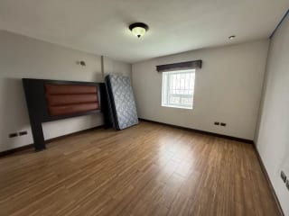 CASA EN VENTA CON ACABADOS EN MADERA Y VISTA ESECTÁCULAR RESIDENCIAL LOMAS DEL BOSQUE MIXCO — Casa en Venta en Zona 11 Mixco, Guatemala, Ciudad — miniatura 2 de 7