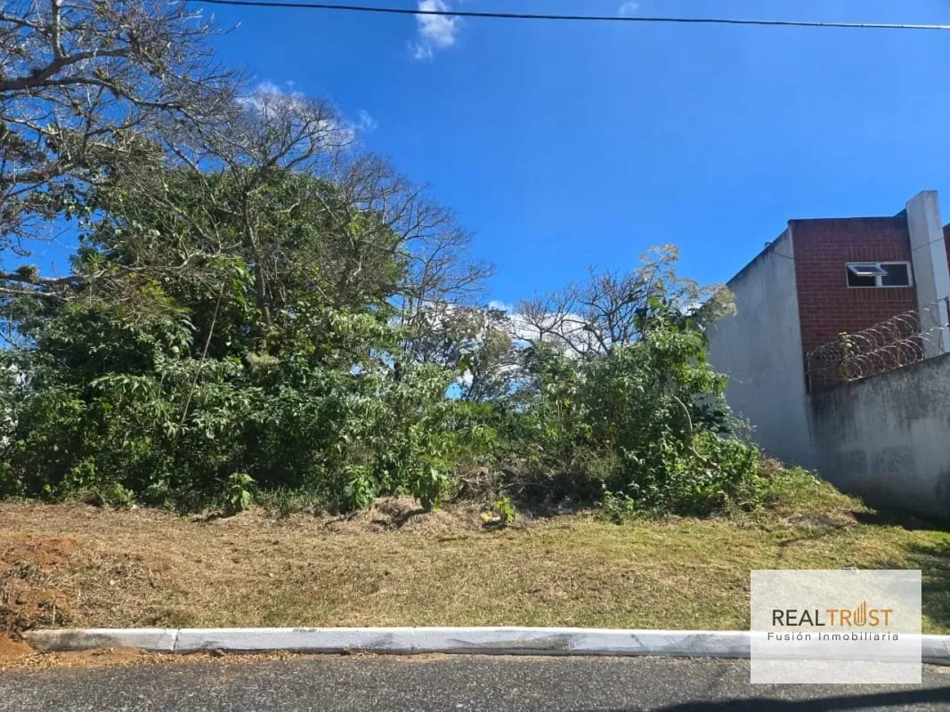 Terreno plano en zona 16 dentro de garita — Terreno en Venta en Jardines de San Isidro, Zona 16, Guatemala, Ciudad — foto 1 de 1