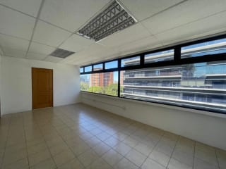 OFICINA RENTA ZONA 10, EDIFICIO EDYMA FRENTE A OAKLAND MALL, 152 MTS2, 4 PARQUEOS $2,350 — Oficina en Alquiler en Zona 10, Guatemala, Ciudad — miniatura 1 de 4