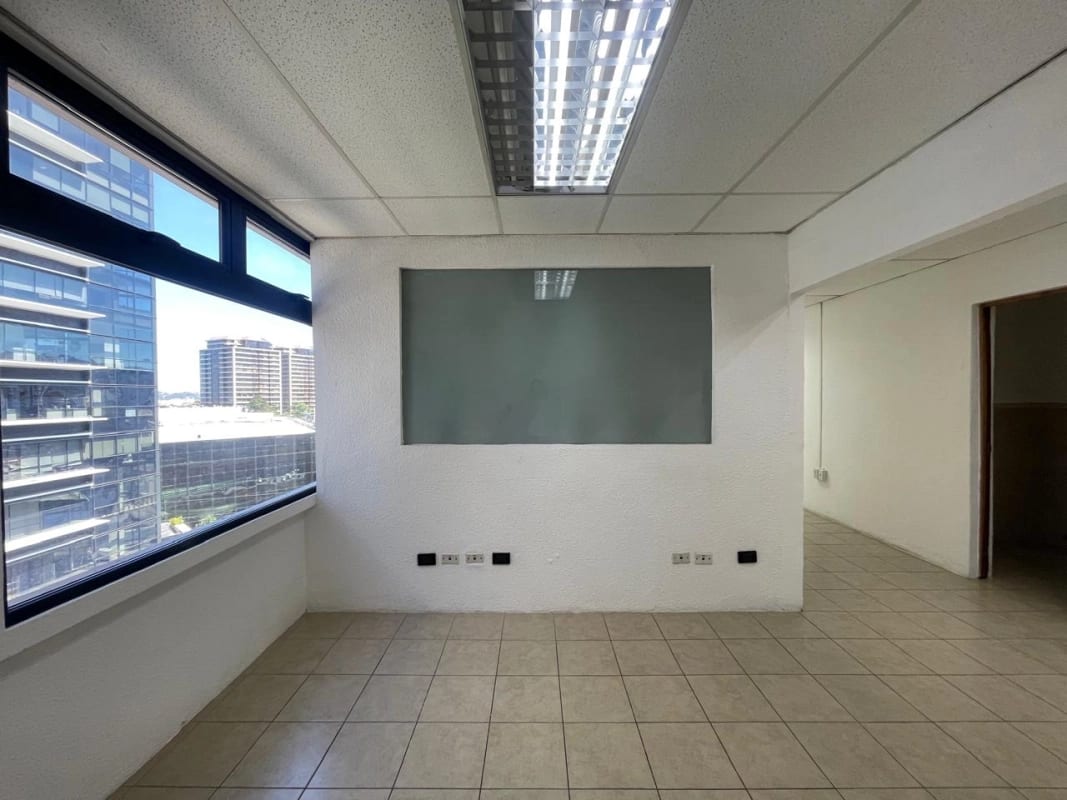 OFICINA RENTA ZONA 10, EDIFICIO EDYMA FRENTE A OAKLAND MALL, 152 MTS2, 4 PARQUEOS $2,350 — Oficina en Alquiler en Zona 10, Guatemala, Ciudad — foto 2 de 4