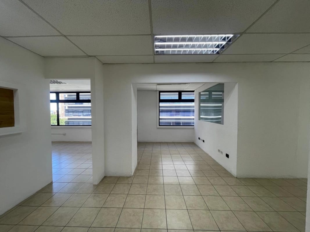 OFICINA RENTA ZONA 10, EDIFICIO EDYMA FRENTE A OAKLAND MALL, 152 MTS2, 4 PARQUEOS $2,350 — Oficina en Alquiler en Zona 10, Guatemala, Ciudad — foto 4 de 4