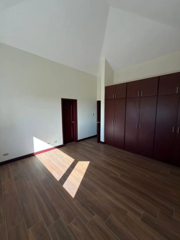 VENTA CASA EN COLINAS DE CASTEL KM 20.5 FRAIJANES — Casa en Venta en Colinas de Castel, Carretera a El Salvador, Guatemala, Ciudad — foto 3 de 12