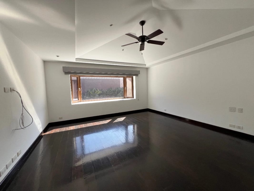 CASA VENTA ZONA 10, CONDOMINIO EXCLUSIVO, 440 MTS2~4 DORMITORIO 3.5 BAÑOS~4 PARQUEOS $1,150,000 DOLARES — Casa en Venta en Zona 10, Guatemala, Ciudad — foto 5 de 11