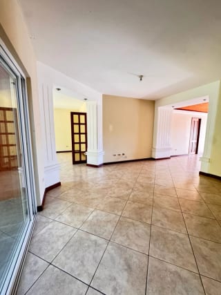 EN VENTA  casa con jardín y pérgola  en Carretera Salvador cerca de Sporta km. 18.5 — Casa en Venta en Carretera a El Salvador, Guatemala, Ciudad — miniatura 2 de 3