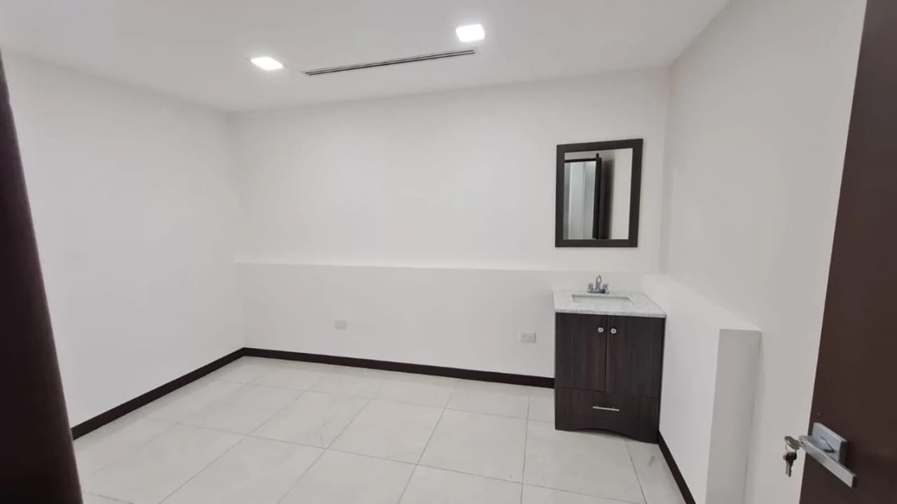 OFICINAS EN RENTA EDIFICIO RENOVATI ZONA 10 — Oficina en Alquiler en Renovati, Zona 10, Guatemala, Ciudad — foto 4 de 8