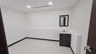 OFICINAS EN RENTA EDIFICIO RENOVATI ZONA 10 — Oficina en Alquiler en Renovati, Zona 10, Guatemala, Ciudad — miniatura 4 de 8