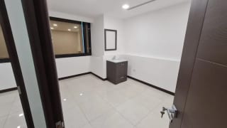 OFICINAS EN RENTA EDIFICIO RENOVATI ZONA 10 — Oficina en Alquiler en Renovati, Zona 10, Guatemala, Ciudad — miniatura 2 de 8