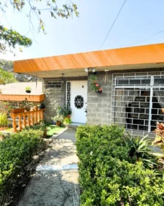 CASA EN VENTA EN SAN CRISTÓBAL DE UN NIVEL ESTILO GRANJA — Casa en Venta en Zona 8 Mixco, Guatemala, Ciudad — miniatura 1 de 11