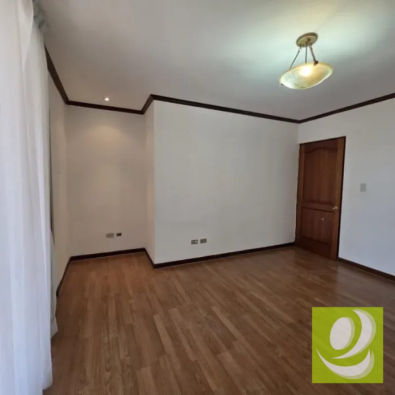 APARTAMENTO EN RENTA O VENTA EN CASTELLAR ZONA 10 — Apartamento en Venta en Zona 10, Guatemala, Ciudad — foto 4 de 11