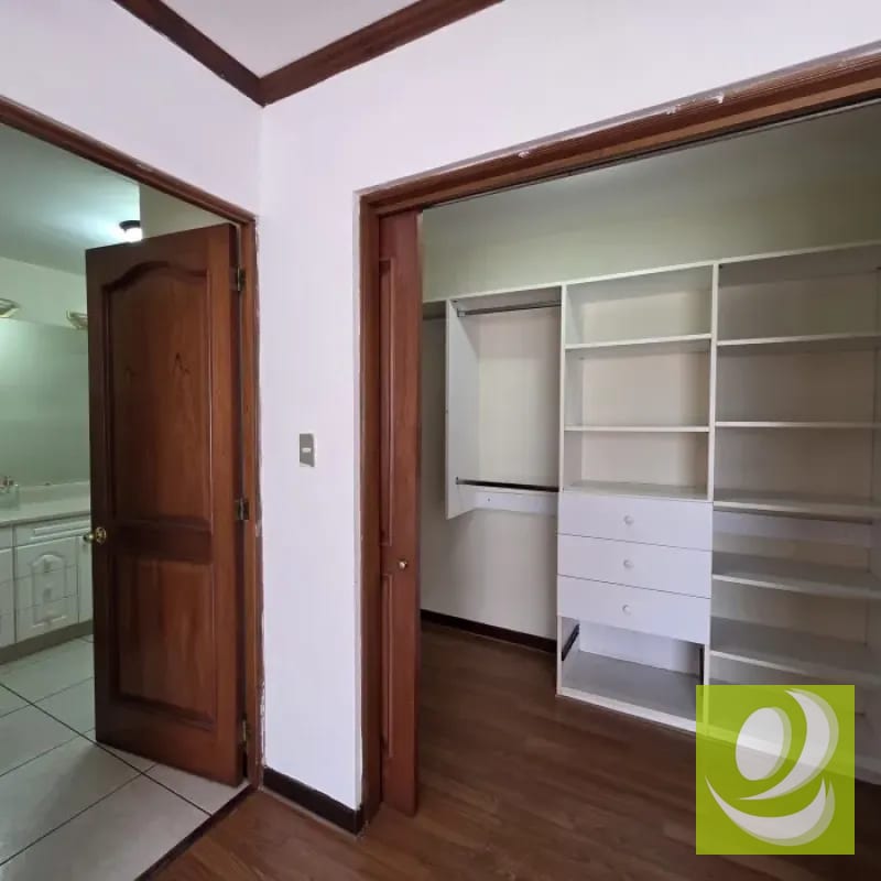 APARTAMENTO EN RENTA O VENTA EN CASTELLAR ZONA 10 — Apartamento en Venta en Zona 10, Guatemala, Ciudad — foto 2 de 11