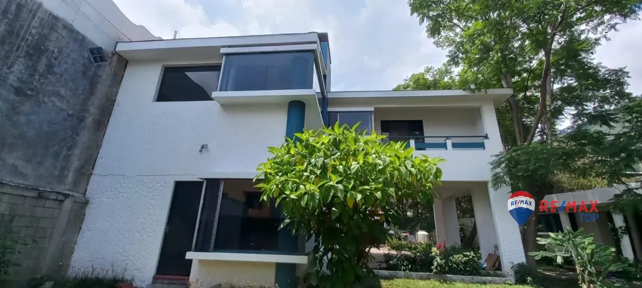 PANAJACHEL I CASA EN RESIDENCIAL l 2 APTO. INDEPENDIENTES AMPLIA PROPIEDAD CON JARDÍN FRONTAL Y POSTERIOR — Casa en Venta en Panajachel, Sololá — foto 1 de 11
