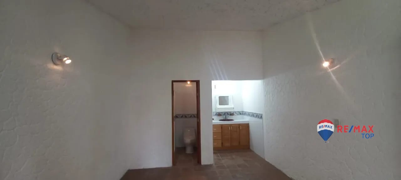 PANAJACHEL I CASA EN RESIDENCIAL l 2 APTO. INDEPENDIENTES AMPLIA PROPIEDAD CON JARDÍN FRONTAL Y POSTERIOR — Casa en Venta en Panajachel, Sololá — foto 7 de 11