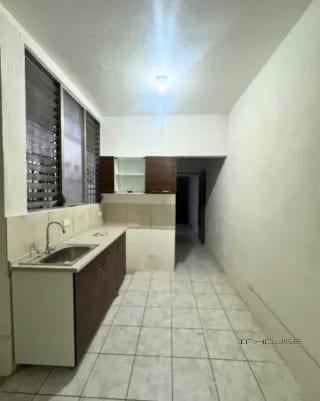 CASA EN VENTA EN ZONA 6  PARA USO COMERCIAL FRENTE A LA PARADA DEL TRANSMETRO — Casa en Venta en Zona 6, Guatemala, Ciudad — miniatura 3 de 12