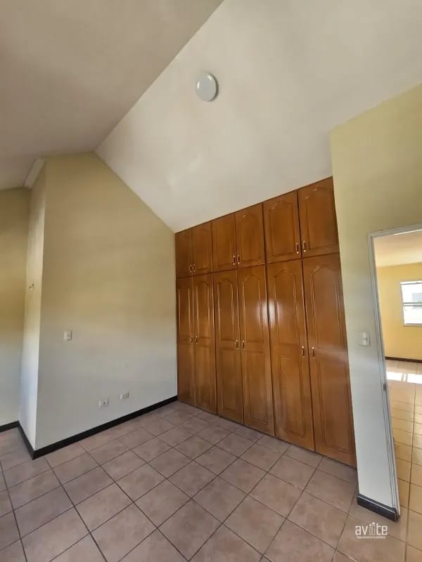 Condado Naranjo, casa Navarra dentro de Alameda Norte   Q2,800,000 — Casa en Venta en Condado Naranjo, Zona 4 Mixco, Guatemala, Ciudad — foto 6 de 14