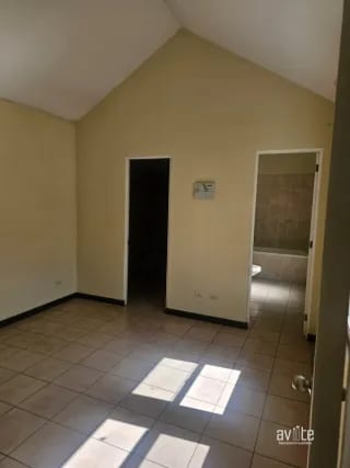 Condado Naranjo, casa Navarra dentro de Alameda Norte   Q2,800,000 — Casa en Venta en Condado Naranjo, Zona 4 Mixco, Guatemala, Ciudad — miniatura 5 de 14