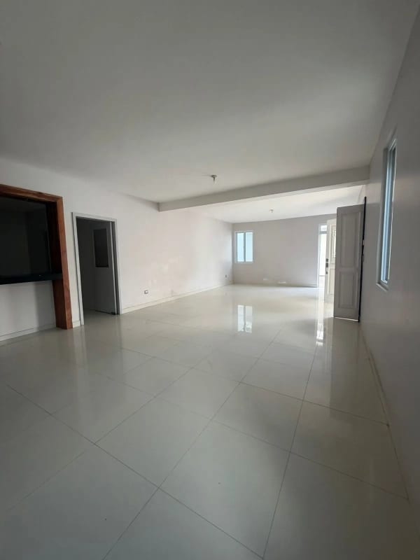 VENDO AMPLIA CASA - ZONA 16 - 6 PARQUEOS — Casa en Venta en Zona 16, Guatemala, Ciudad — foto 6 de 8