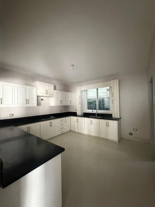 VENDO AMPLIA CASA - ZONA 16 - 6 PARQUEOS — Casa en Venta en Zona 16, Guatemala, Ciudad — foto 5 de 8