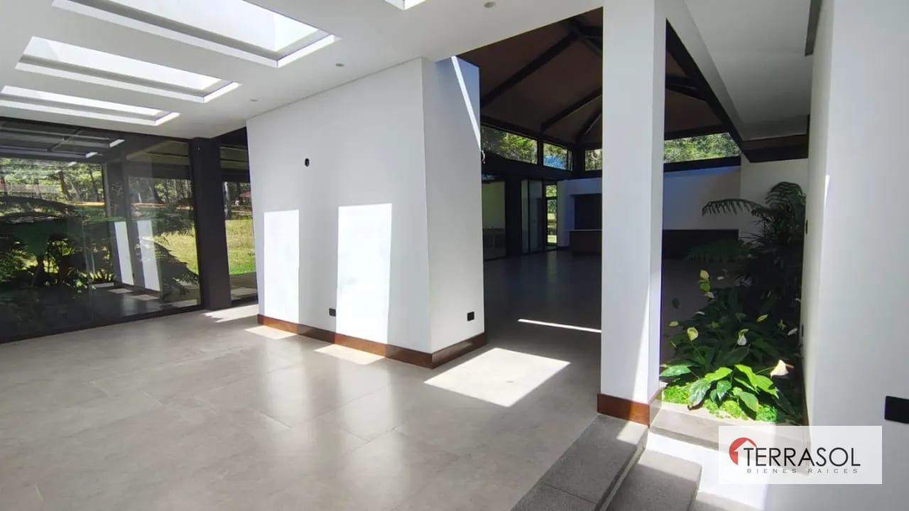 Casa Moderna de Lujo en Venta – Hacienda Nueva Golf Club — Casa en Venta en Hacienda Nueva, San José Pinula, Guatemala, Ciudad — foto 14 de 16